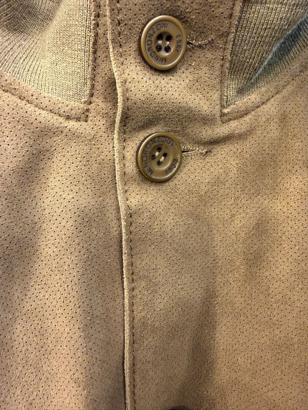 Chaqueta modelo Valstar de piel de ante perforada color arena